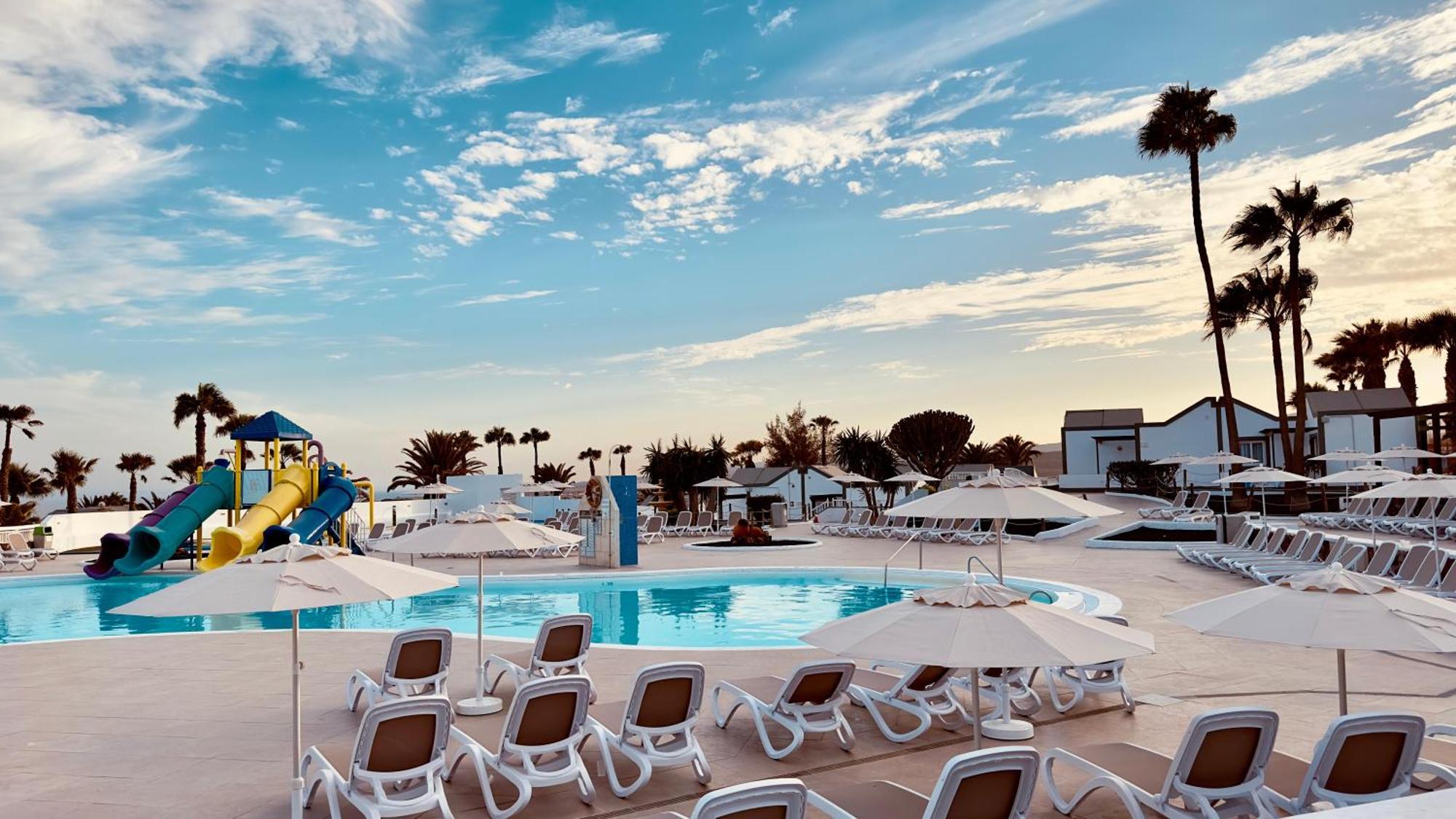 Aparthotel Caleta Dorada 3*